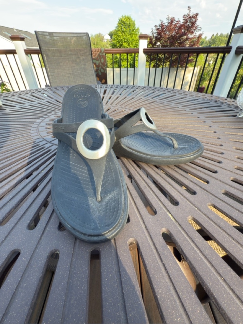 Crocs Sanrah beveled circle wedge thong, sz 9